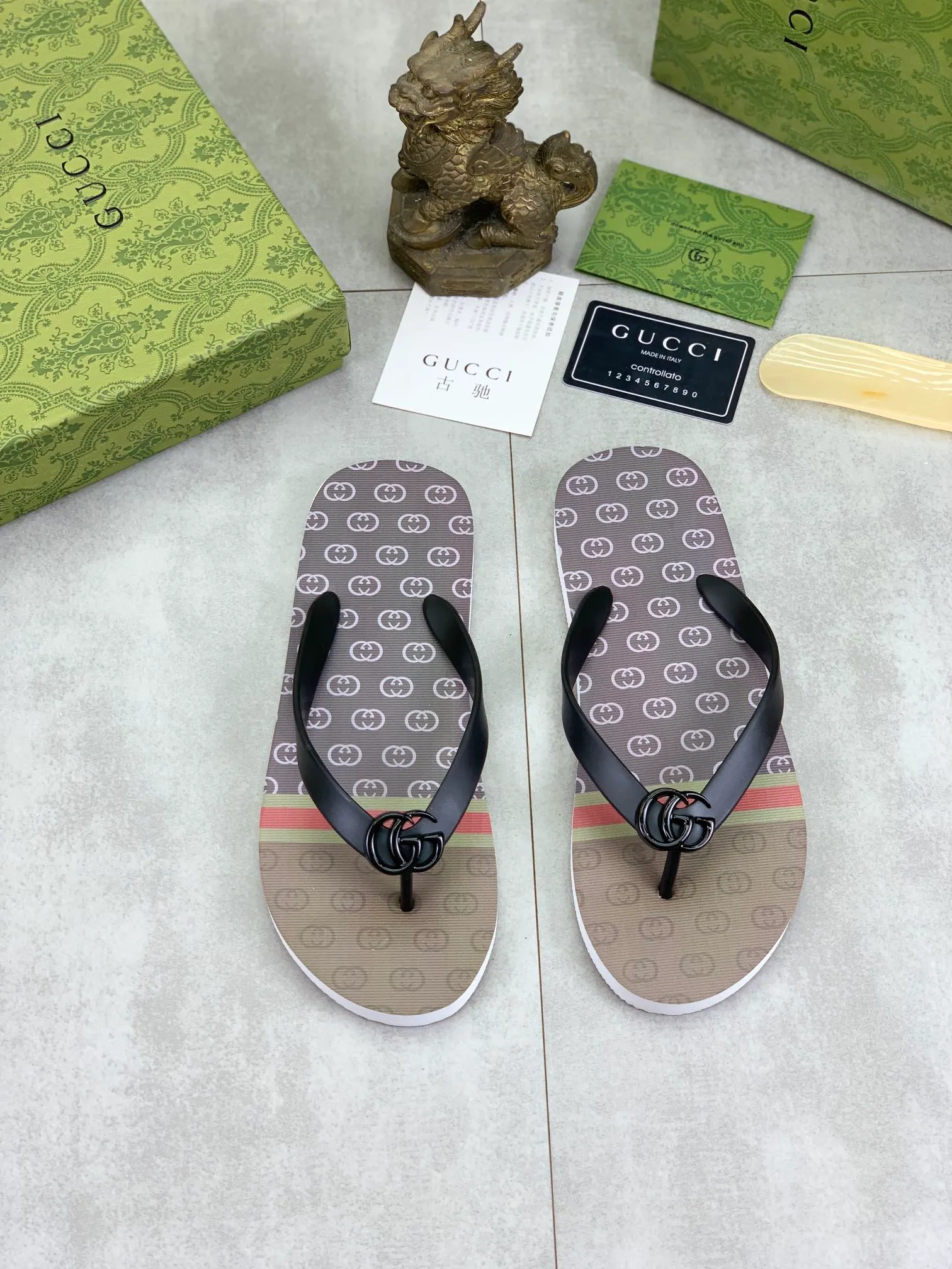 Men's men's shoes 💰P220💰【New style】🆘【GUCCI】Official website's popular Gucci adult couple 🧑‍🤝‍🧑 style, children's flip-flops are on sale at the counter simultaneously! Original fabric imported from Italy. Original bottom provided by the original factory. Size: Adult 36-45. Children’s size: 30-37. Multiple colors available.